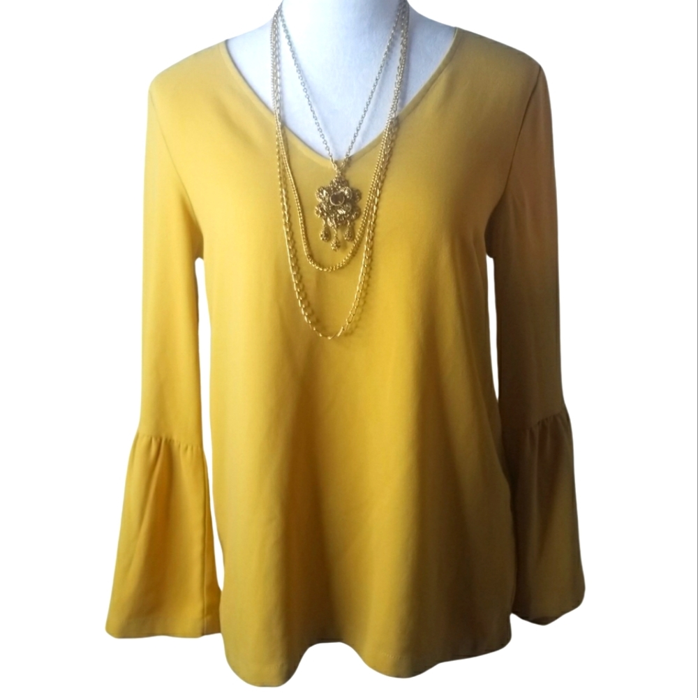 🦋Dalia Gold Bell Sleeve Keyhole Top